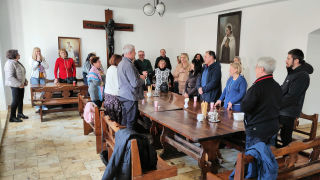 Obraz zawieraj�cy osoba, ubrania, meble, w pomieszczeniu

Zawarto�� wygenerowana przez sztuczn� inteligencj� mo�e by� niepoprawna.