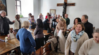 Obraz zawieraj�cy ubrania, osoba, kobieta, cz�owiek

Zawarto�� wygenerowana przez sztuczn� inteligencj� mo�e by� niepoprawna.