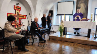 Obraz zawieraj�cy w pomieszczeniu, �ciana, ubrania, meble

Zawarto�� wygenerowana przez sztuczn� inteligencj� mo�e by� niepoprawna.