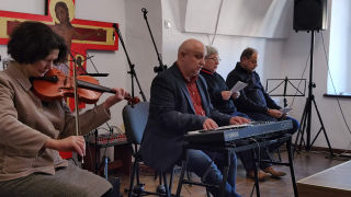 Obraz zawieraj�cy osoba, ubrania, muzyka, instrument muzyczny

Zawarto�� wygenerowana przez sztuczn� inteligencj� mo�e by� niepoprawna.