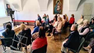 Obraz zawieraj�cy osoba, ubrania, kobieta, grupa

Zawarto�� wygenerowana przez sztuczn� inteligencj� mo�e by� niepoprawna.