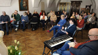 Obraz zawieraj�cy osoba, muzyka, ubrania, w pomieszczeniu

Zawarto�� wygenerowana przez sztuczn� inteligencj� mo�e by� niepoprawna.