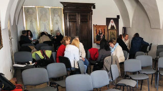 Obraz zawieraj�cy ubrania, osoba, meble, w pomieszczeniu

Zawarto�� wygenerowana przez sztuczn� inteligencj� mo�e by� niepoprawna.