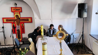 Obraz zawieraj�cy �ciana, w pomieszczeniu, st�, pogrzeb

Zawarto�� wygenerowana przez sztuczn� inteligencj� mo�e by� niepoprawna.