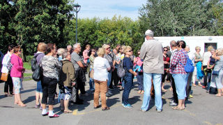 Obraz zawieraj�cy osoba, ubrania, na wolnym powietrzu, obuwie

Opis wygenerowany automatycznie