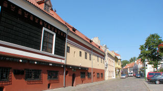 Obraz zawieraj�cy na wolnym powietrzu, niebo, w�asno��, budynek

Opis wygenerowany automatycznie