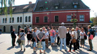 Obraz zawieraj�cy na wolnym powietrzu, budynek, osoba, ubrania

Opis wygenerowany automatycznie
