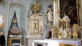 Obraz zawieraj�cy statua, miejsce mod��w, w pomieszczeniu, �wi�te miejsca

Opis wygenerowany automatycznie