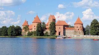 Obraz zawieraj�cy na wolnym powietrzu, niebo, budynek, drzewo

Opis wygenerowany automatycznie