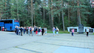 Obraz zawieraj�cy na wolnym powietrzu, drzewo, ludzie, ziemia

Opis wygenerowany automatycznie