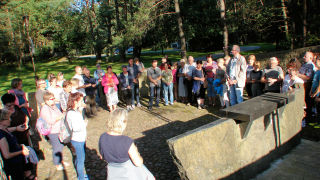 Obraz zawieraj�cy na wolnym powietrzu, ubrania, osoba, drzewo

Opis wygenerowany automatycznie