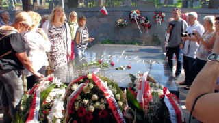 Obraz zawieraj�cy osoba, na wolnym powietrzu, ubrania, kobieta

Opis wygenerowany automatycznie