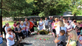 Obraz zawieraj�cy ubrania, na wolnym powietrzu, osoba, drzewo

Opis wygenerowany automatycznie