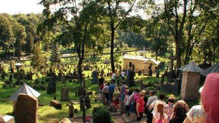 Obraz zawieraj�cy na wolnym powietrzu, pogrzeb, osoba, gr�b

Opis wygenerowany automatycznie