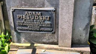 Obraz zawieraj�cy tekst, cmentarz, na wolnym powietrzu, gr�b

Opis wygenerowany automatycznie