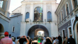 Obraz zawieraj�cy budynek, osoba, ubrania, na wolnym powietrzu

Opis wygenerowany automatycznie