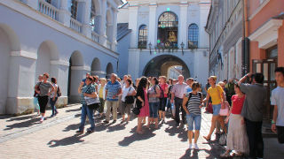 Obraz zawieraj�cy ubrania, budynek, osoba, na wolnym powietrzu

Opis wygenerowany automatycznie