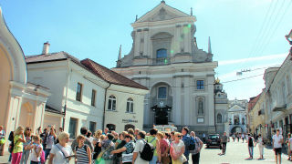 Obraz zawieraj�cy na wolnym powietrzu, niebo, budynek, osoba

Opis wygenerowany automatycznie