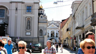 Obraz zawieraj�cy na wolnym powietrzu, budynek, osoba, ubrania

Opis wygenerowany automatycznie