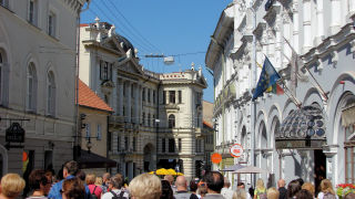 Obraz zawieraj�cy na wolnym powietrzu, budynek, osoba, niebo

Opis wygenerowany automatycznie