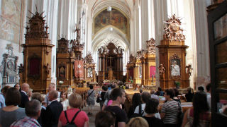 Obraz zawieraj�cy osoba, ubrania, miejsce mod��w, �wi�te miejsca

Opis wygenerowany automatycznie