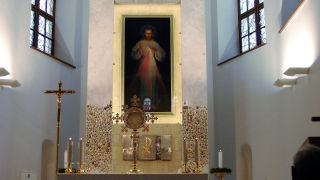 Obraz zawieraj�cy �wieca, �ciana, �wi�te miejsca, miejsce mod��w

Opis wygenerowany automatycznie