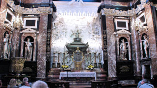 Obraz zawieraj�cy statua, �wi�tynia, �wi�te miejsca, osoba

Opis wygenerowany automatycznie