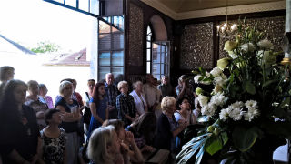 Obraz zawieraj�cy osoba, ubrania, kobieta, �lub

Opis wygenerowany automatycznie