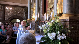 Obraz zawieraj�cy osoba, �lub, �wieca, Uk�adanie kwiat�w

Opis wygenerowany automatycznie