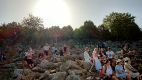 Obraz zawieraj�cy drzewo, zewn�trzne, niebo, t�um

Opis wygenerowany automatycznie