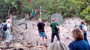 Obraz zawieraj�cy drzewo, zewn�trzne, pod�o�e, osoba

Opis wygenerowany automatycznie