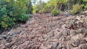 Obraz zawieraj�cy zewn�trzne, drzewo, ska�a, skaliste

Opis wygenerowany automatycznie