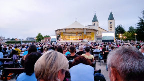 Obraz zawieraj�cy osoba, niebo, zewn�trzne, osoby

Opis wygenerowany automatycznie