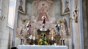 Obraz zawieraj�cy o�tarz, wewn�trz

Opis wygenerowany automatycznie