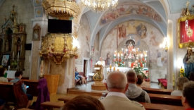 Obraz zawieraj�cy wewn�trz, o�tarz, przej�cie, rodzina

Opis wygenerowany automatycznie