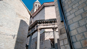 Obraz zawieraj�cy budynek, zewn�trzne, kamie�, stare

Opis wygenerowany automatycznie