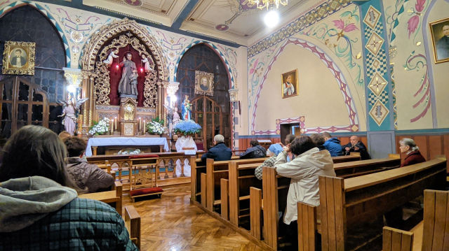 Obraz zawieraj�cy meble, w pomieszczeniu, ubrania, osoba

Opis wygenerowany automatycznie