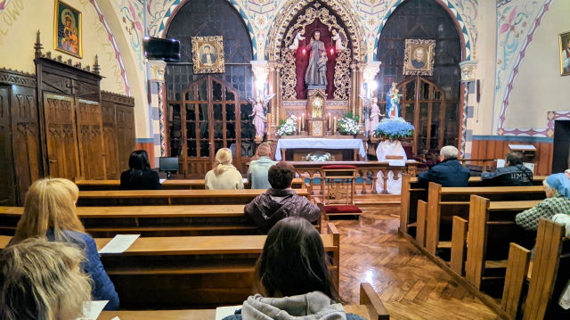 Obraz zawieraj�cy ubrania, osoba, meble, w pomieszczeniu

Opis wygenerowany automatycznie