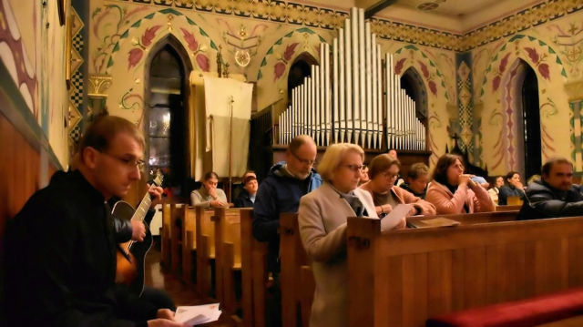 Obraz zawieraj�cy ubrania, osoba, cz�owiek, w pomieszczeniu

Opis wygenerowany automatycznie