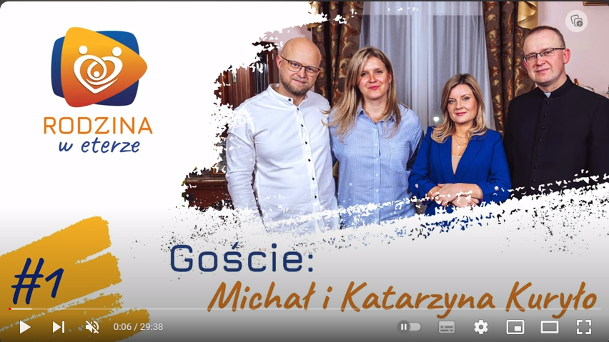 Obraz zawieraj�cy tekst, Ludzka twarz, ubrania, u�miech

Opis wygenerowany automatycznie