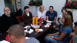 Obraz zawieraj�cy osoba, wewn�trz, st�, �ciana

Opis wygenerowany automatycznie