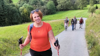 Obraz zawieraj�cy na wolnym powietrzu, trawa, osoba, drzewo

Opis wygenerowany automatycznie