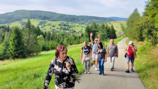 Obraz zawieraj�cy na wolnym powietrzu, trawa, drzewo, niebo

Opis wygenerowany automatycznie