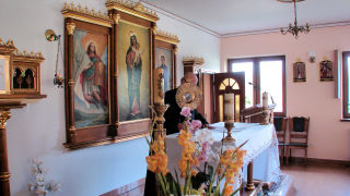 Obraz zawieraj�cy w pomieszczeniu, �ciana, aran�acja wn�trz, ramka na zdj�cia

Opis wygenerowany automatycznie