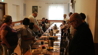 Obraz zawieraj�cy ubrania, osoba, w pomieszczeniu, ludzie

Opis wygenerowany automatycznie