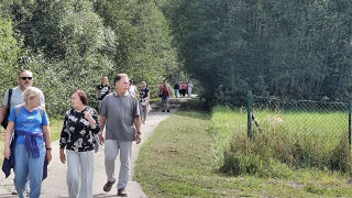 Obraz zawieraj�cy na wolnym powietrzu, drzewo, ubrania, osoba

Opis wygenerowany automatycznie