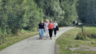Obraz zawieraj�cy na wolnym powietrzu, drzewo, trawa, osoba

Opis wygenerowany automatycznie