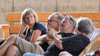 Obraz zawieraj�cy ubrania, osoba, Ludzka twarz, siedzenie

Opis wygenerowany automatycznie