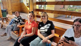 Obraz zawieraj�cy ubrania, osoba, Ludzka twarz, u�miech

Opis wygenerowany automatycznie