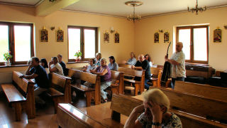 Obraz zawieraj�cy w pomieszczeniu, �ciana, meble, osoba

Opis wygenerowany automatycznie